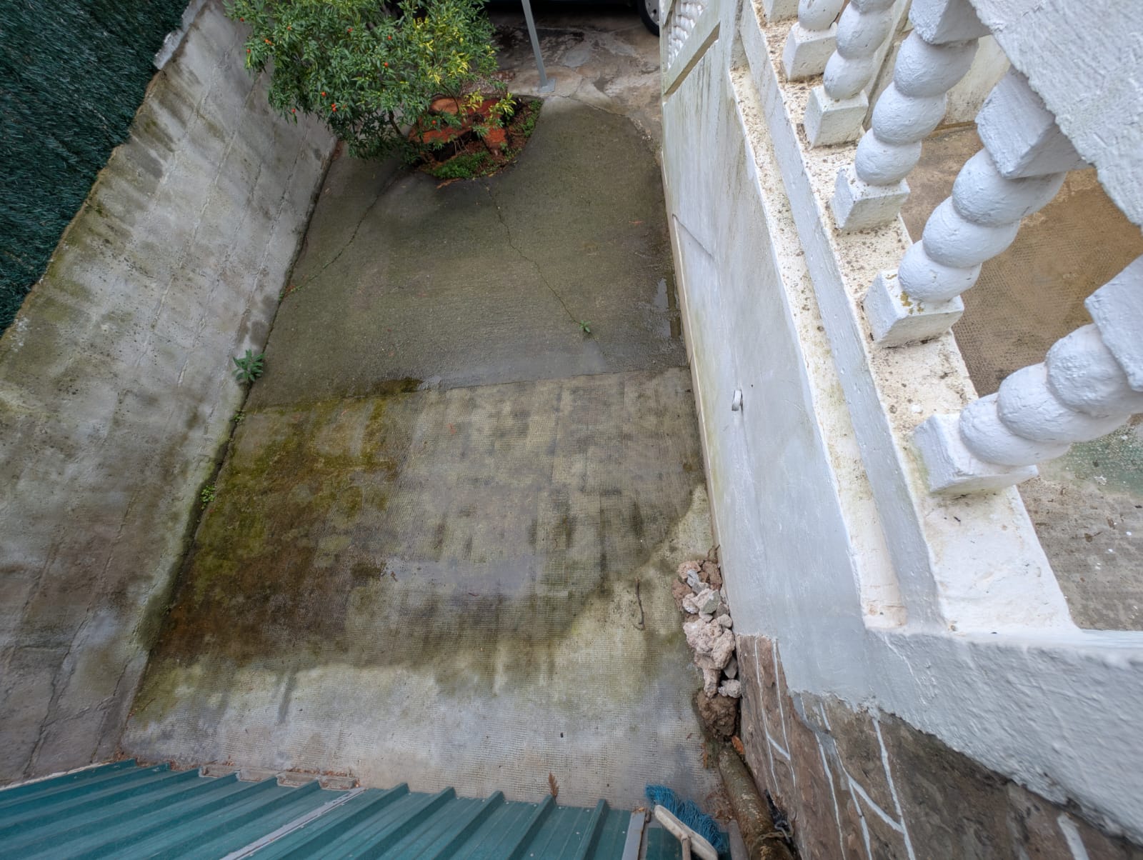 Garageneinfahrt vor der Reinigung