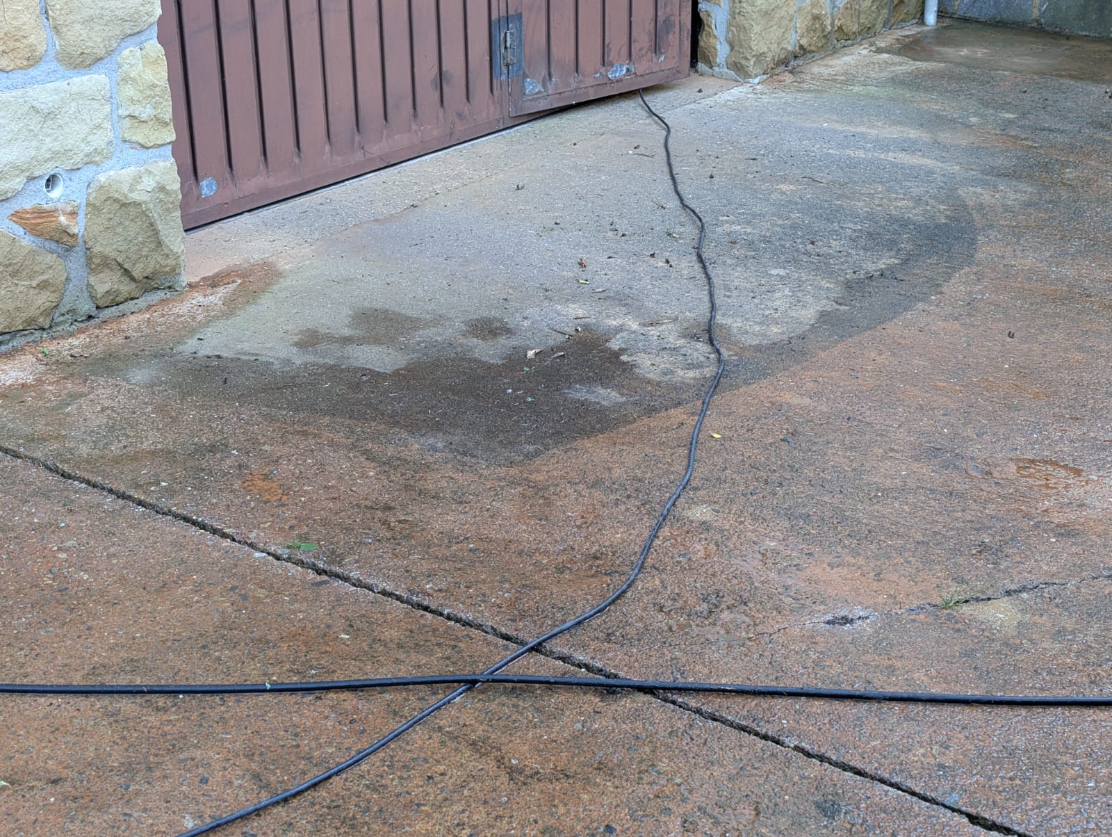 Garageneinfahrt vor der Reinigung