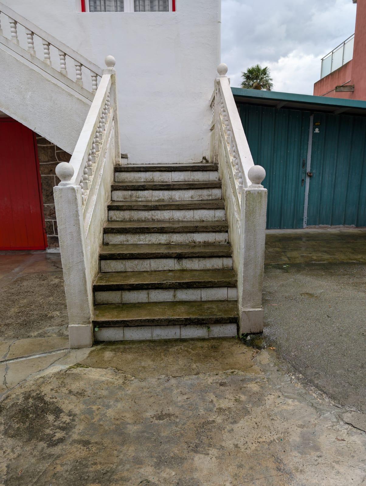 Vorher: verschmutzte Treppe