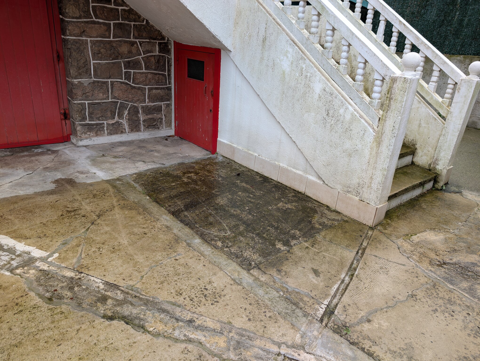 Garageneinfahrt vor der Reinigung